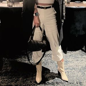 Worn once white Capri pants! Elastic waist!!